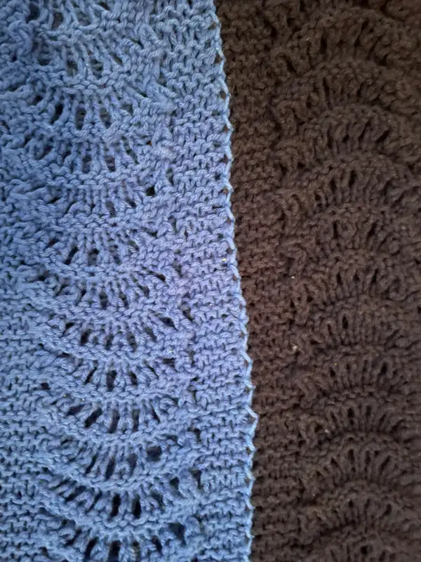 Couverture de laine en tricot, fait à la main. 3 tons de bleu in Hobbies & Crafts in Québec City - Image 3