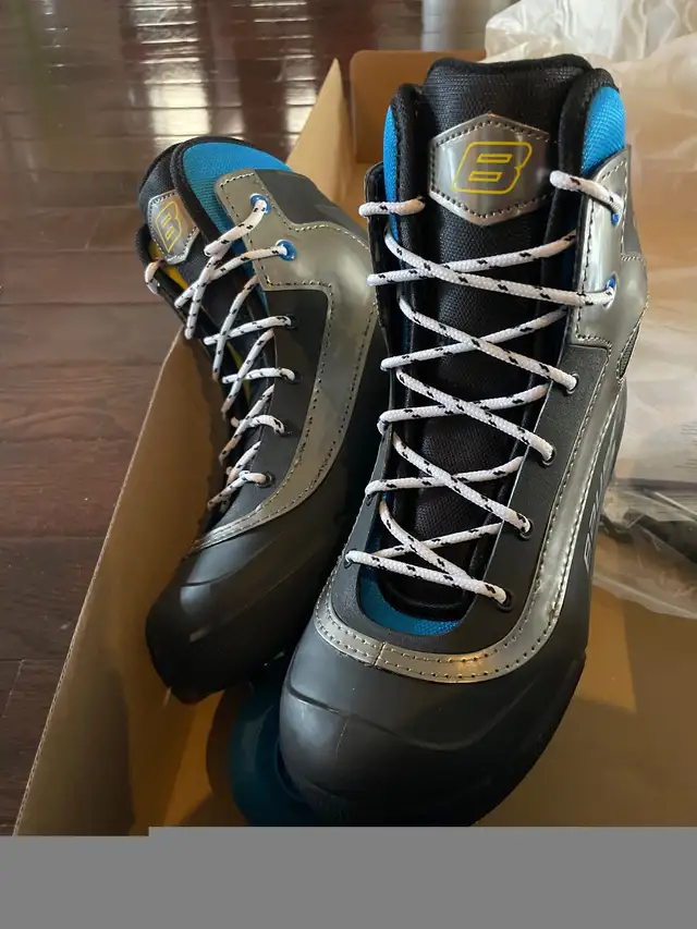 Bauer street skate size 4 in Skates & Blades in Markham / York Region - Image 4
