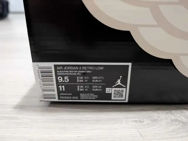 DS Jordan "Christmas" 2 Low - Size 9.5 in Men's Shoes in Mississauga / Peel Region - Image 7