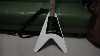 Gibson Melody Maker Flying V - Satin White with Accessories