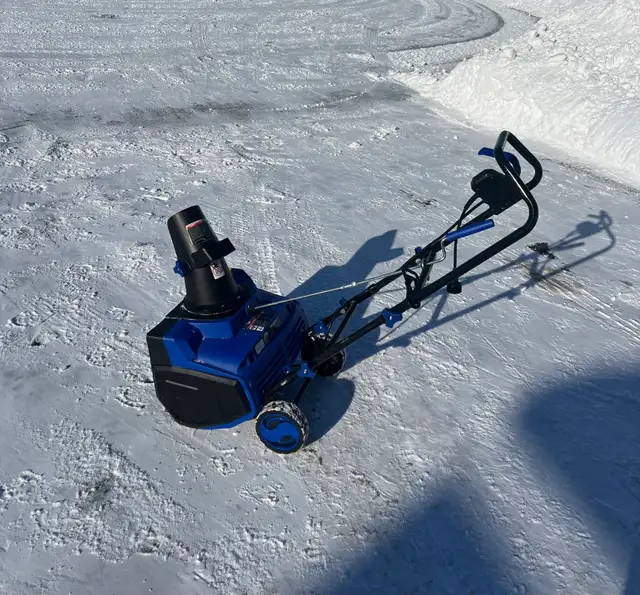 Snowjoe Electric Snowblower  in Snowblowers in Kitchener / Waterloo - Image 4