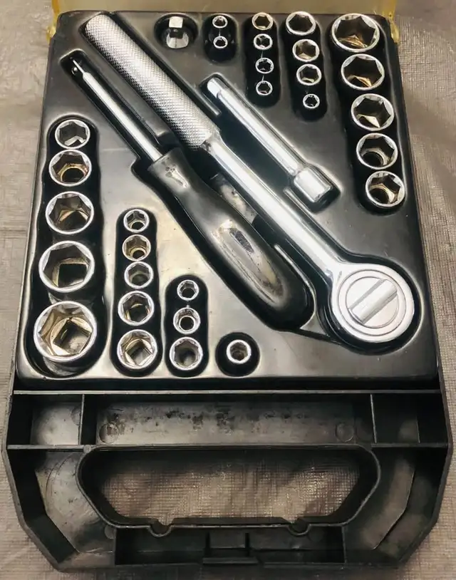 50 PC SOCKET SET 1/4”& 3:8”DRIVE S.A.E/METRIC in Hand Tools in Hamilton - Image 3
