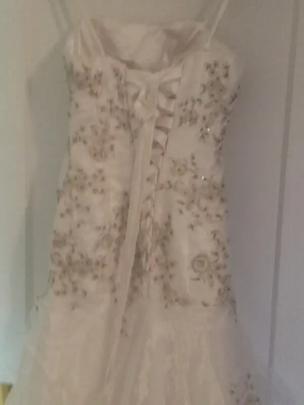 Beaded Wedding dress size 4-6 never worn in Wedding in Saskatoon - Image 5