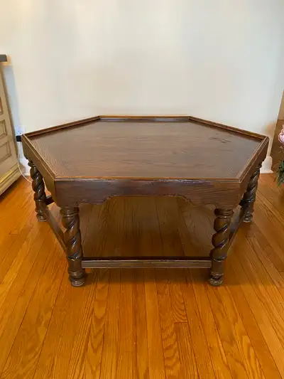 Vintage Ethen Allen Wooden Coffee Table Excellent condition —- ETHAN ALLEN ROYAL CHARTER Oak Hexagon...