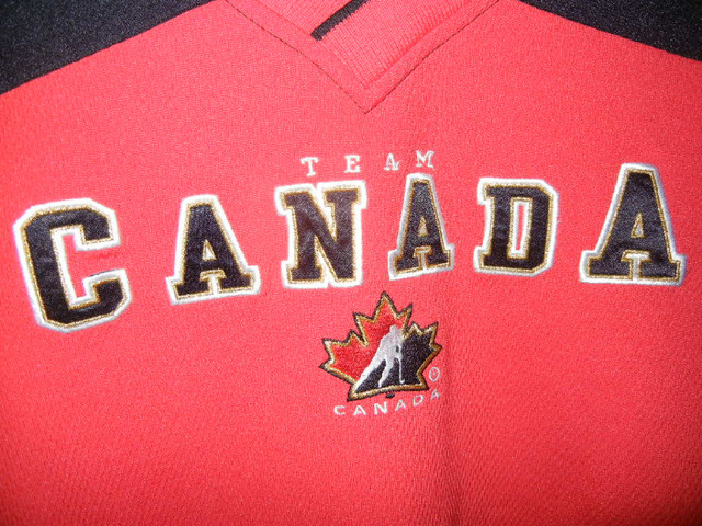 Nike Team Canada Kids Hockey Jersey (10-12) in Hockey in St. Catharines - Image 4