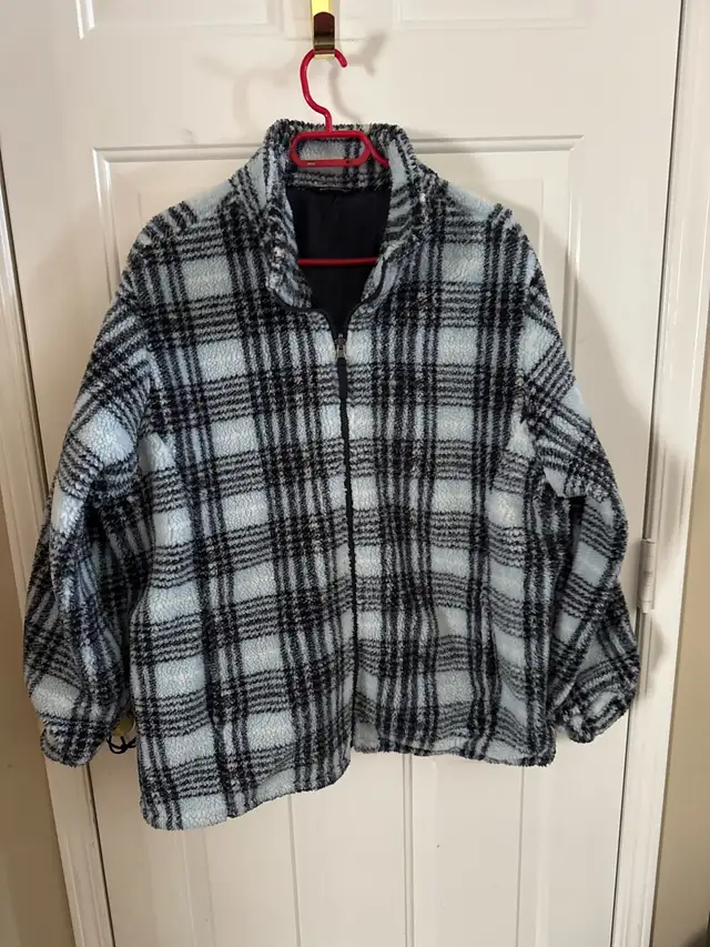 Penningtons Fleece Jacket in Women's - Tops & Outerwear in Calgary - Image 2