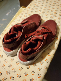 Maroon nike runners