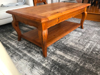 Mobilier  style antique , tables en bois