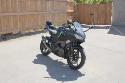2023 Ninja 400 with only 1500km on it. Kept in heated underground garage. Slip on exhaust - Amazon E...