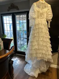  Vintage wedding dress off-white,  good condition 23 inch waist