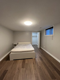 Large private room close to Yorkdale mall ( North York/ Toronto)
