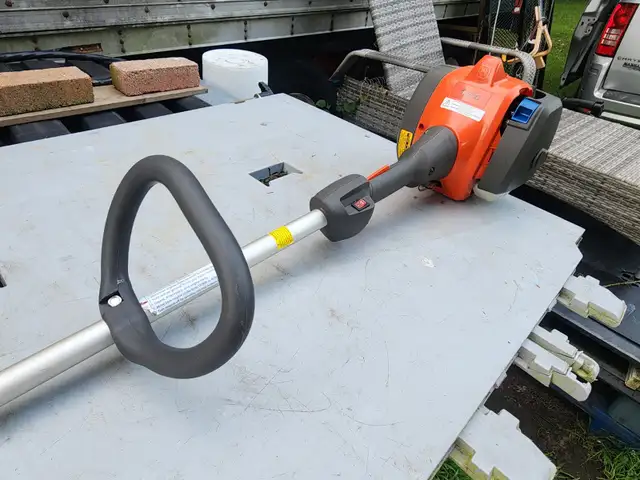 Husqvarna 122C Weedwacker Trimmer, 16" Gasoline, 0.8 HP in Outdoor Tools & Storage in Windsor Region - Image 9