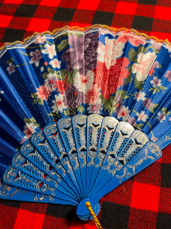 Foldable handcrafted fan, retro traditional style in blue in Arts & Collectibles in Ottawa - Image 2