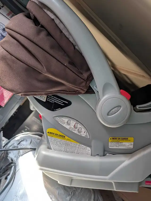 baby car seat in Strollers, Carriers & Car Seats in Oakville / Halton Region - Image 3