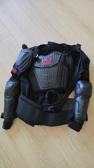 This EVS chest protector (large) provides high-impact protection and excellent coverage for motocros...