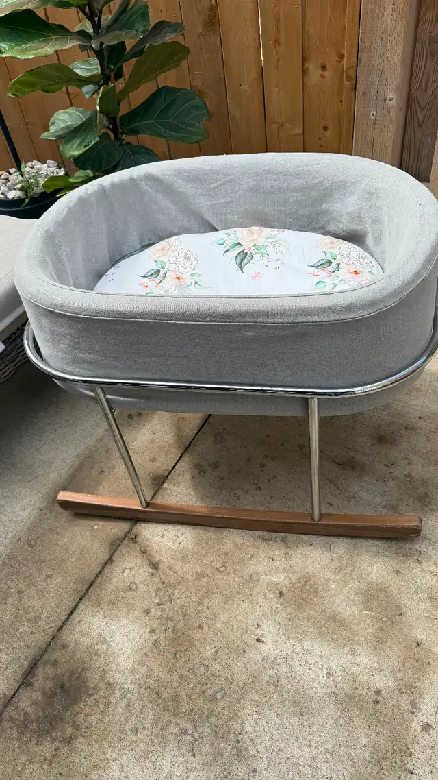 Baby Bassinet rocker in Playpens, Swings & Saucers in Mississauga / Peel Region - Image 5
