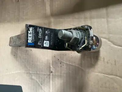 Attache remorque 1 po. 7/8 Jamais servi $15 non négociable