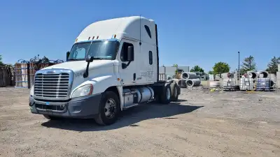 DD15 heave spec double framed contact #6475266065 1278000 KM Safety and Emission 13500$ As is make o...