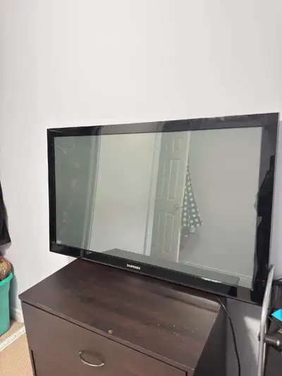 Selling a used 50 inch Samsung TV with no legs, perfect for wall mounting or placing on a media cons...