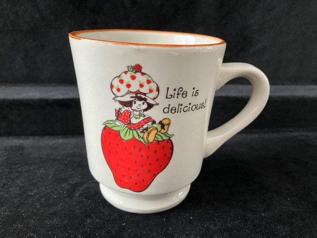 Vintage Strawberry Shortcake Life is Delicious! Mug dans Vaisselle et articles de cuisine  à Ville de Montréal