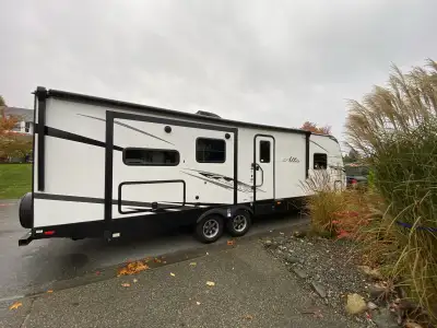 5Th Wheel , Travel Trailer, Boat and Vehicle delivery & Towing Service When you need it moved profes...