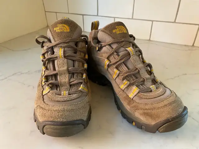 Like new! The North Face women’s suede hiking shoes sz 38 in Women's - Shoes in Kitchener / Waterloo - Image 8