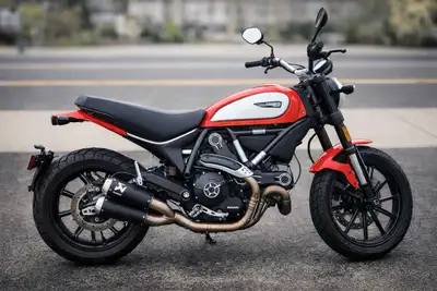 À Vendre : Ducati Scrambler Icon 2016 Faible kilométrage – Échappement Akrapovič Informations généra...