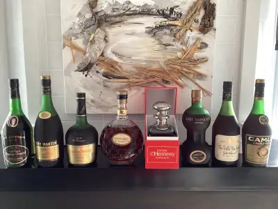 Lot de 8 bouteilles '' Vintages'' de Cognac. 1)Hennessy Napoléon 750ml /40% 2)Rouyer Guillet et Cie...