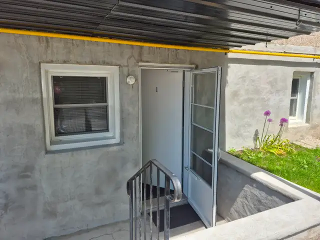 2 BEDROOM IN GANANOQUE $1800 (FIRST MTH FREE) in Long Term Rentals in Kingston - Image 2