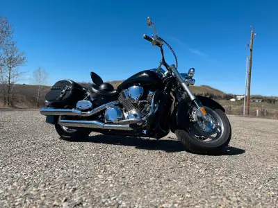 VTX1800N1 Fuel injected,liquid cooled engine, 5-speed,shaft drive,triple disc brakes. Has a Mustang...