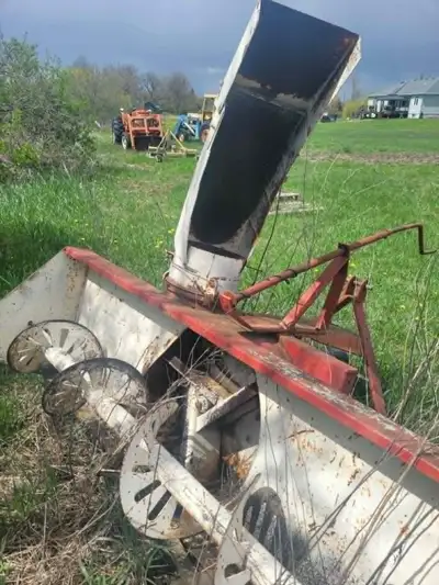 6 foot Snowblower Tractor attachment in good condition. Thick steel. 3 point Comes with PTO shaft $1...