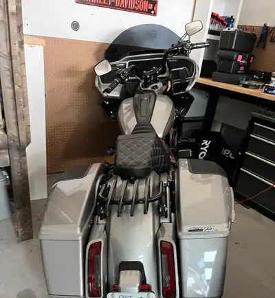 Mint condition 2023.5 CVO Road Glide with the following upgrades: Harley Forged Carbon Fender and Ha...
