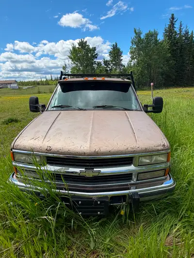 For sale 1994 Chevy one ton dually 6.5L diesel, motor not running transmission and transfer case is...