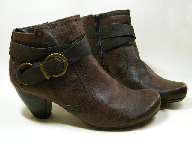 BareTraps Brown Ankle Booties Brass Buckles & Zipper Sz 7-1/2 M in Women's - Shoes in City of Toronto