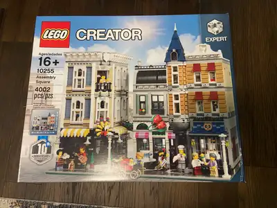 New and sealed is this Lego Creator 10255 Assembly Square set that was released in 2017 and retired...