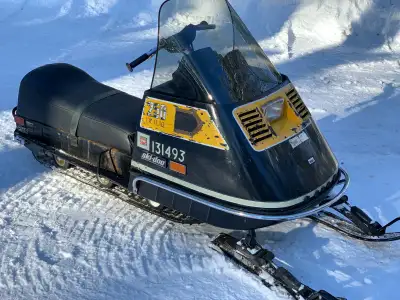 Skidoo Bombardier 250 Deluxe twin 1974 Difficile a partir cette année. Quand il part il manque de po...