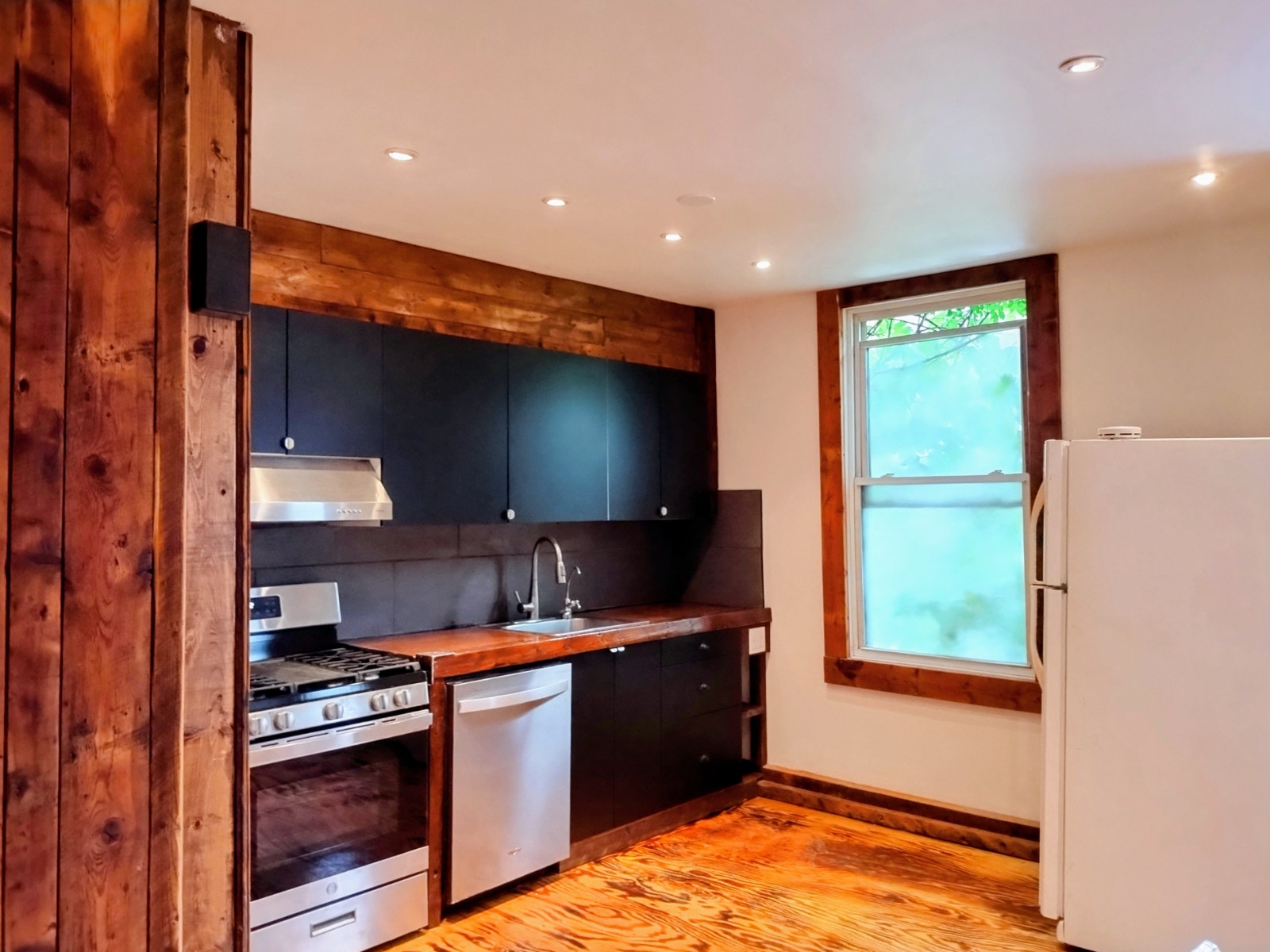 3 chambres | 2 salles de bain | 1 100 pi² | Métro Papineau à 1 m — photo 1
