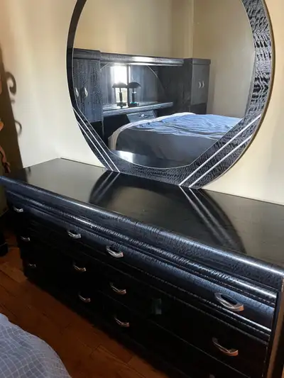 Ensemble de chambre à coucher + matelas queen – excellent état, View more