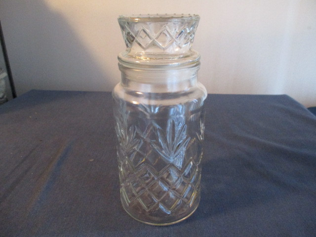 PLANTER'S MR. PEANUT 8"  HUMIDOR GLASS JAR WITH LID-1970/80'S dans Art et objets de collection  à Laval/Rive Nord - Image 2