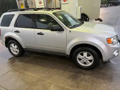 This silver Ford Escape XLT is a reliable SUV with 172,057 km on the odometer, featuring a V6 engine...