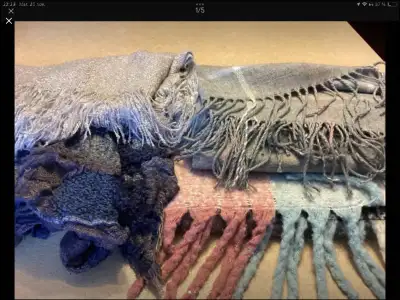 Pour femme.  4 foulards  polyester 10$20$ , View more