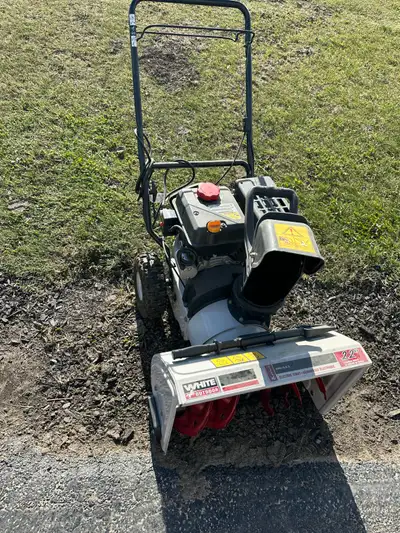 White self propelled 22 inch snow blower Like new condition used 3 times then bought a tractor Too s...