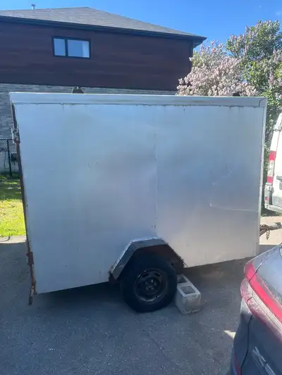 Je vends une remorque cargo usagée, idéale pour tous vos besoins de transport. Bien qu'elle ait déjà...