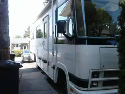 Freins neufs,batteries récente support à moto,génératrice..Calfeutrage de fenêtres et coffres refait...