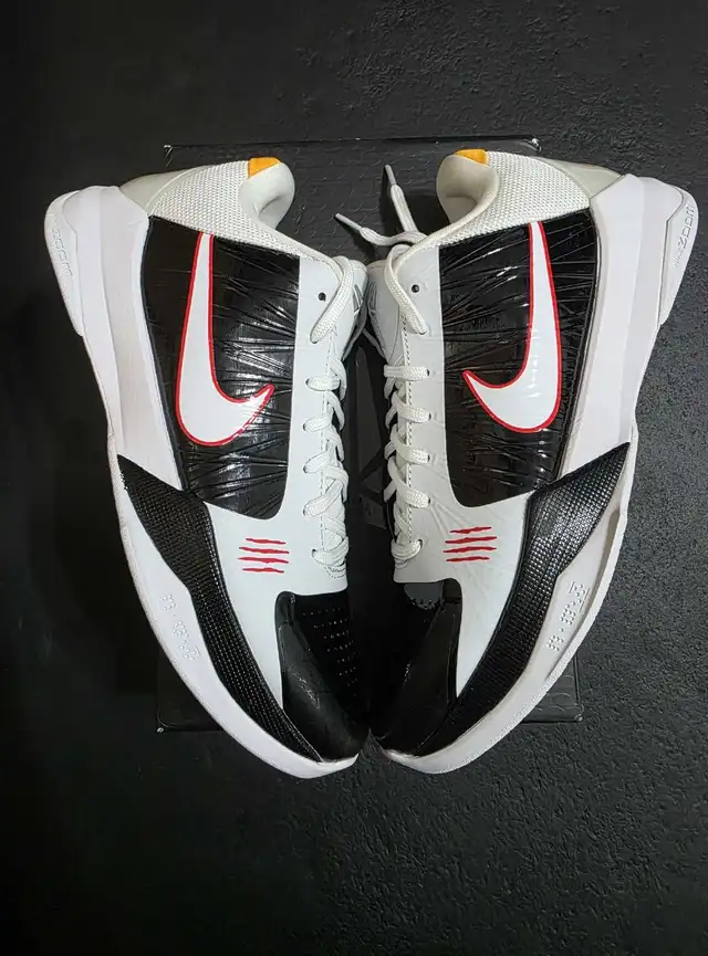 Kobe 5 Bruce Lee Alt size 8 in Men's Shoes in Mississauga / Peel Region - Image 3