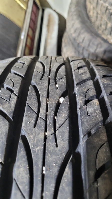 (1) Yokohama tire 215/55R/R17 in Tires & Rims in Kawartha Lakes