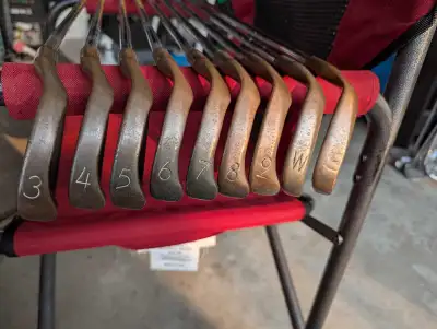 Selling good condition Ping ISI Copper Blue Dot iron set. Right handed. Comes with Z-z65 stiff flex...