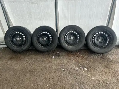 4 jante volks Beetle 16" Pneu fini 4/32 Bolt pattern 5x112 Était sur Volks Beetle 2015 Les 4 pour 80...