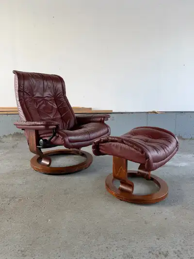 Vintage Ekornes Stressless chair & ottoman. Size large royal model, very comfortable Reclines and sw...