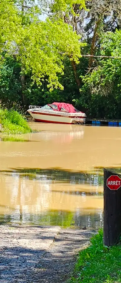 Thundercraft Magnum 230 – MerCruiser 5.7L V8 – Très beau bateau pour son année, propre, bien entrete...